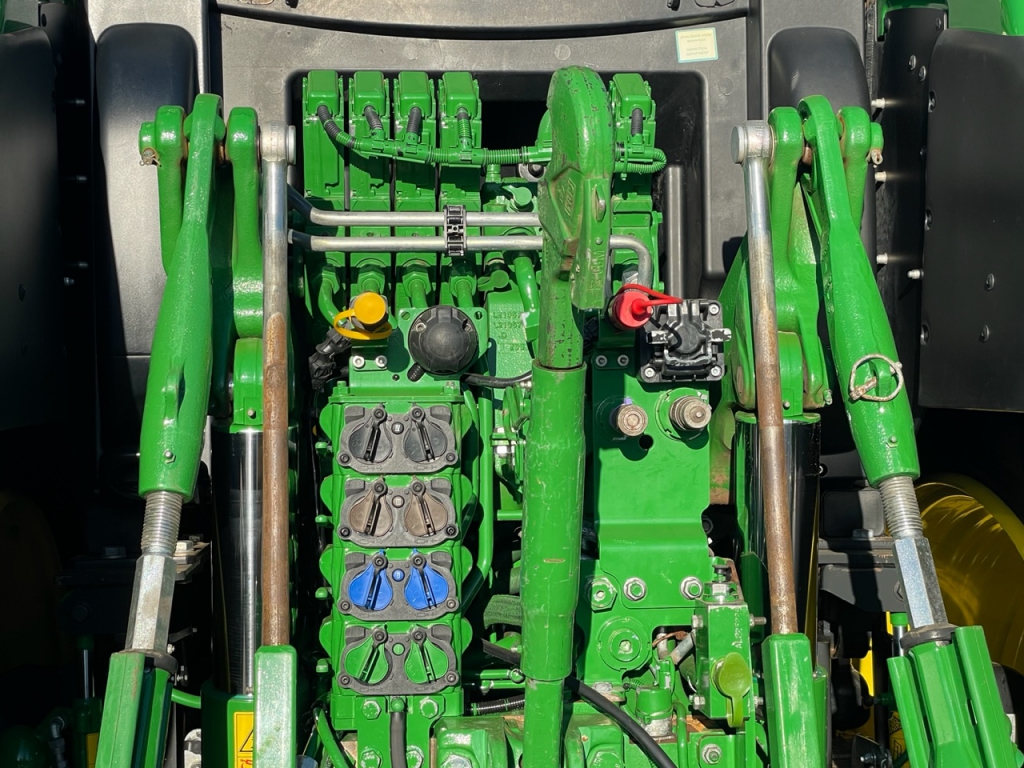 John Deere 6215R