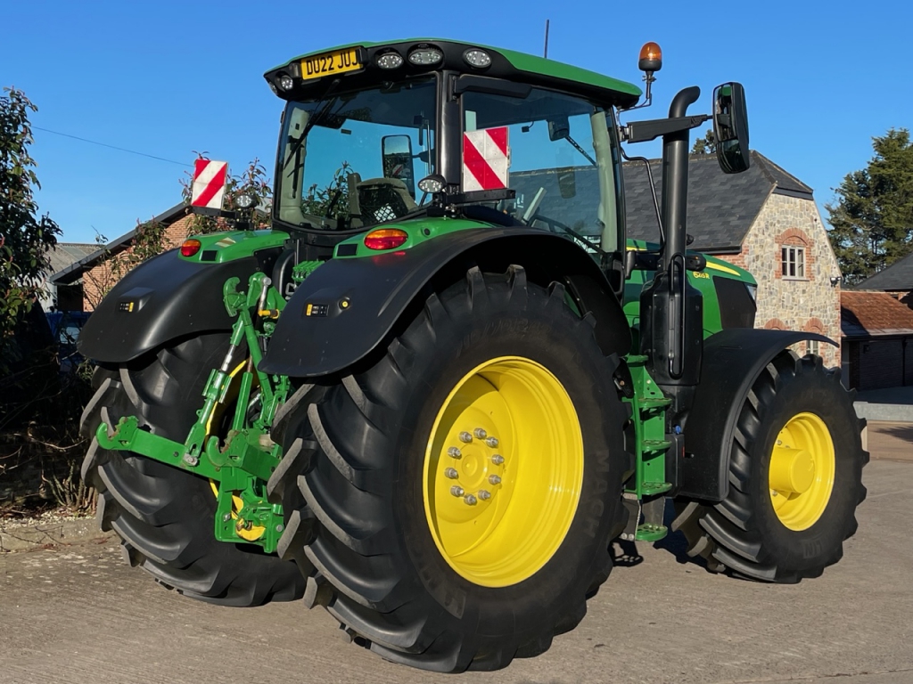 John Deere 6215R