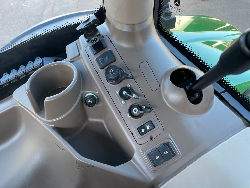 John Deere 6215R