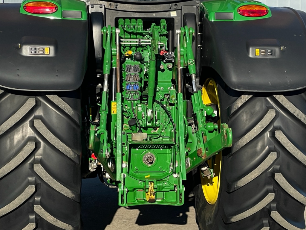 John Deere 6215R