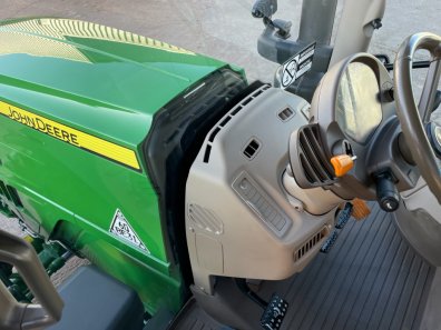 John Deere 6215R