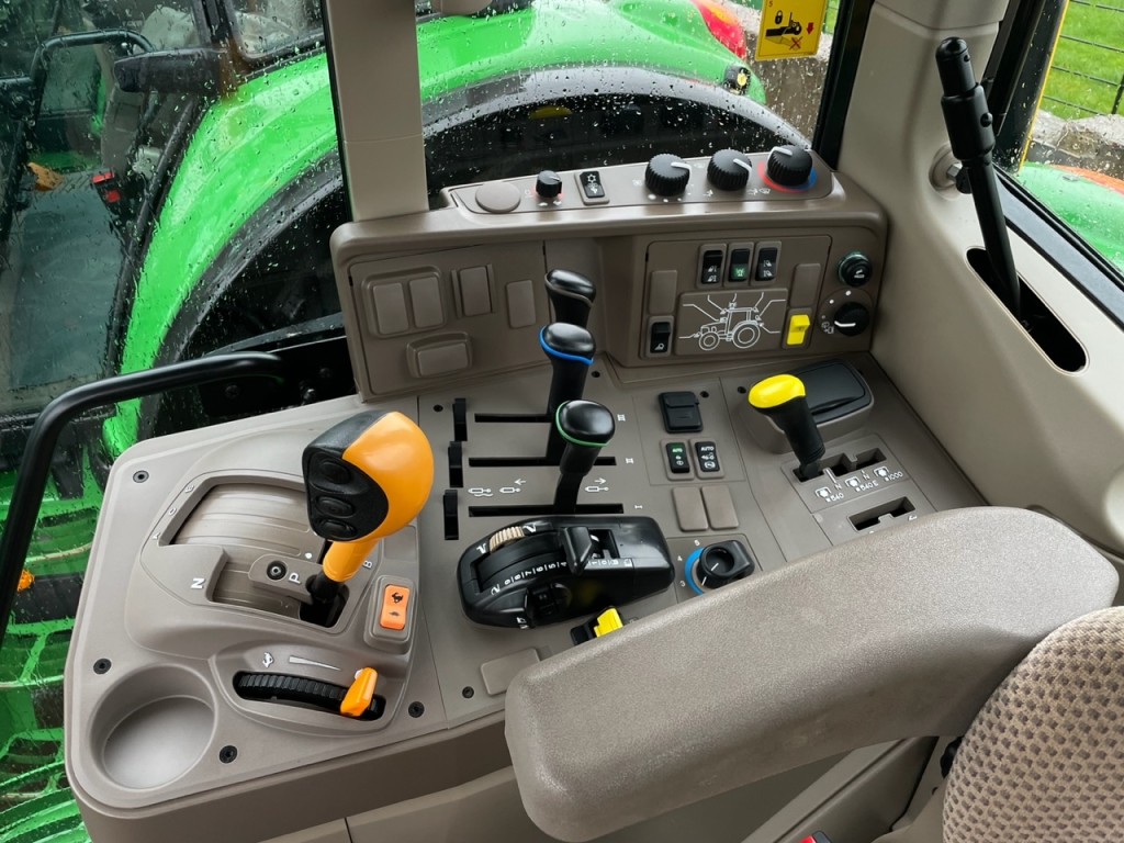 John Deere 6120M