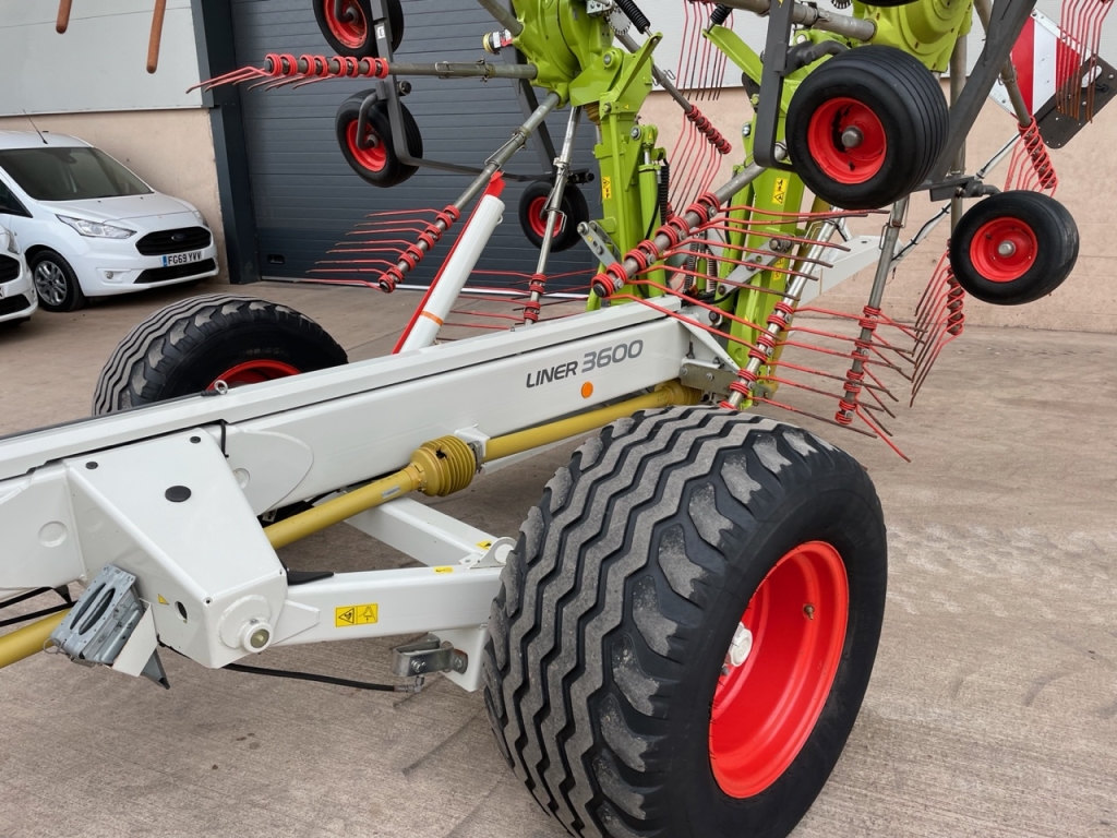 Claas Liner 3600 4 rotor rake
