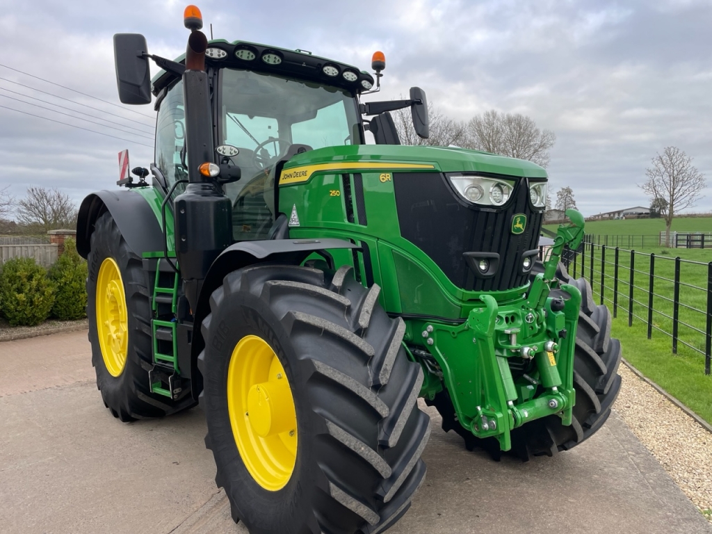 John Deere 6R 250