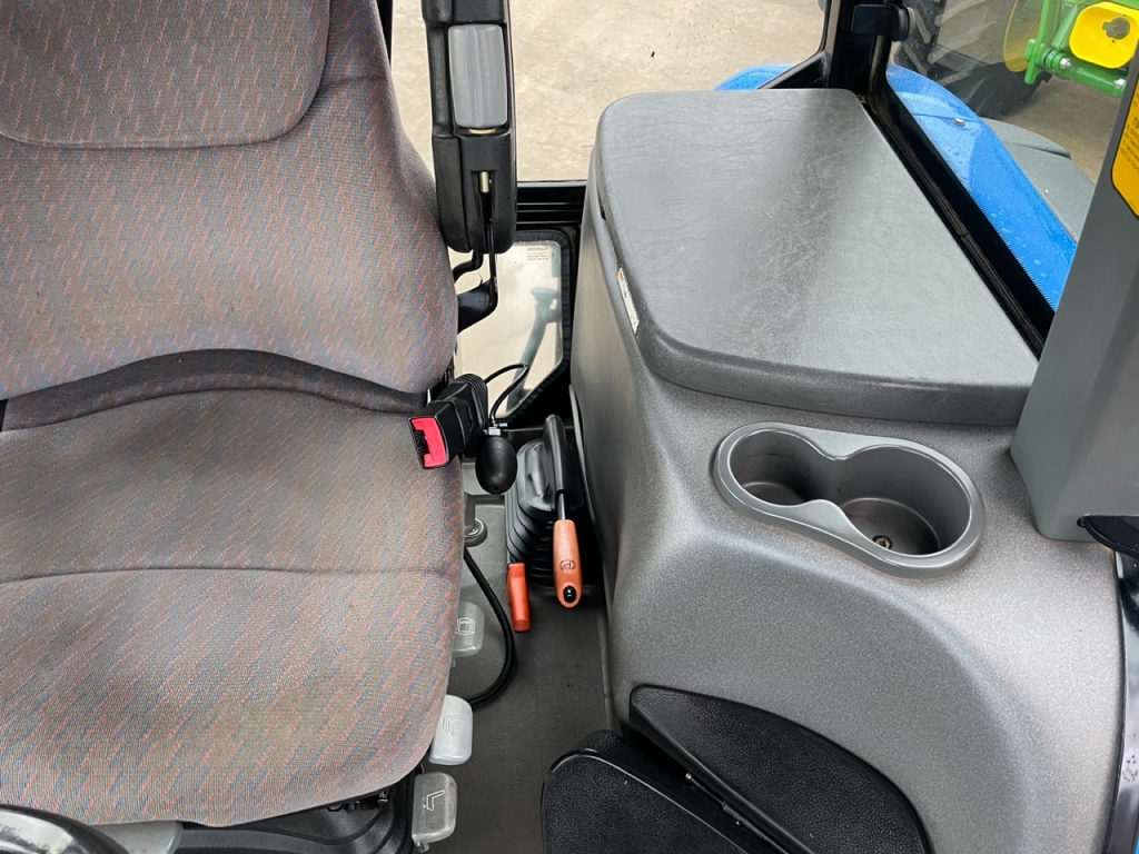 New Holland TM140