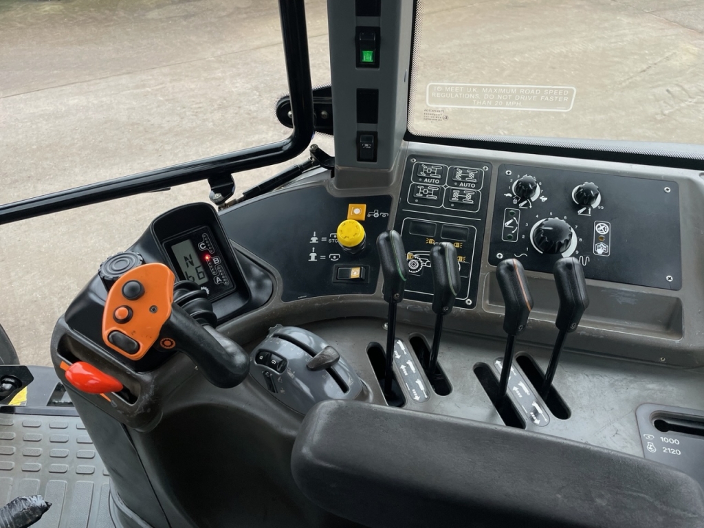 New Holland TM140