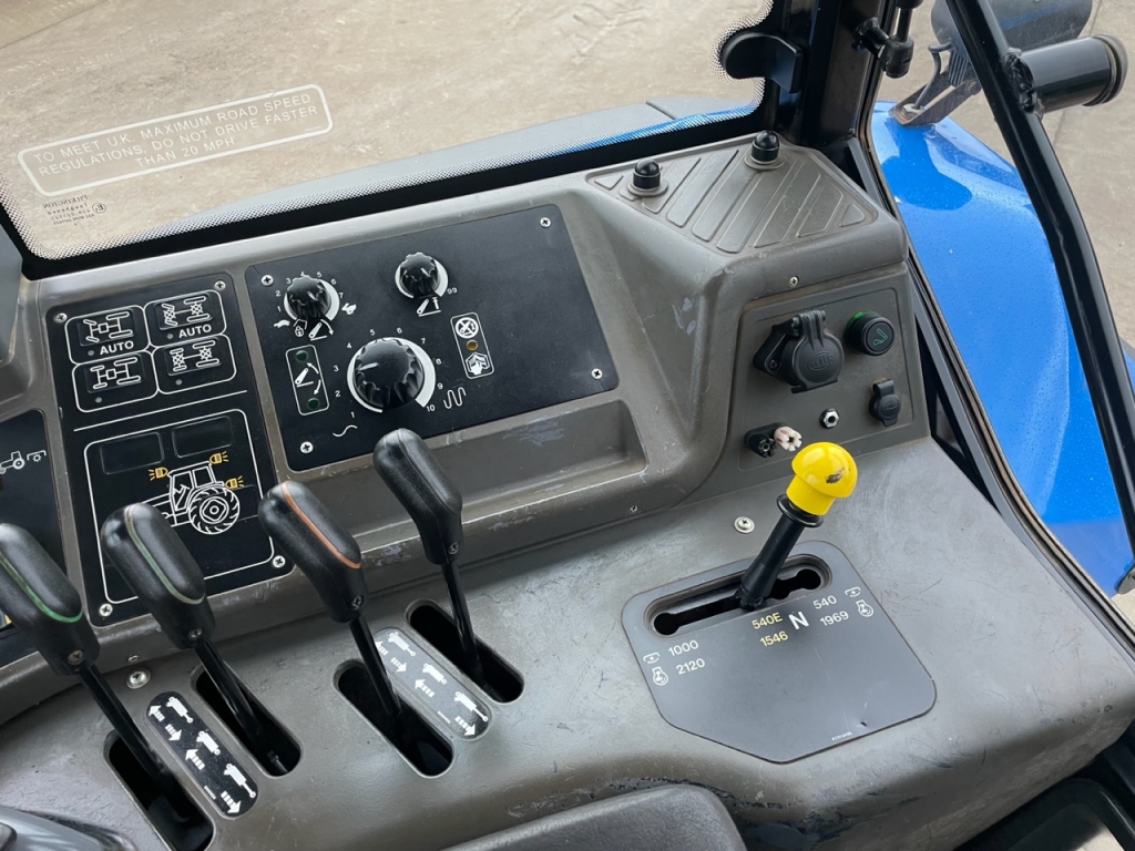 New Holland TM140