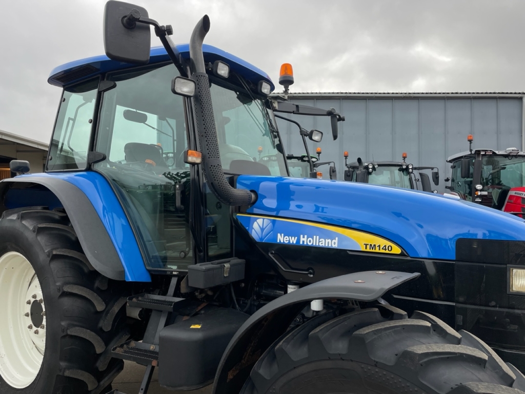 New Holland TM140