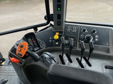 New Holland TM140