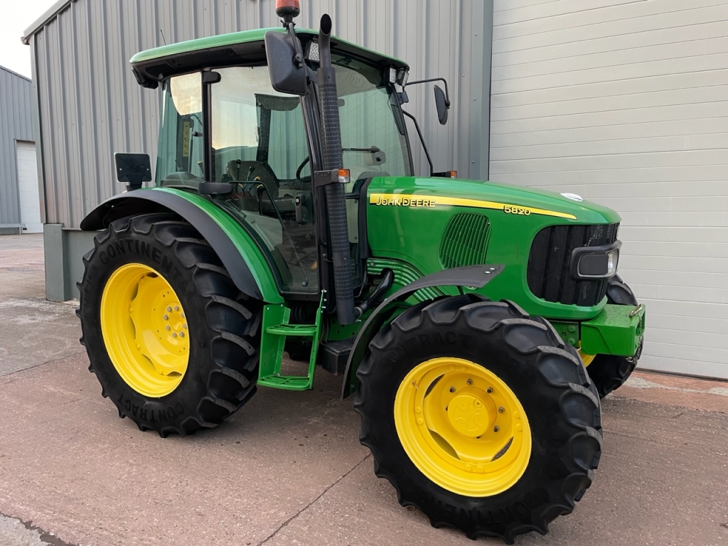 John Deere 5820