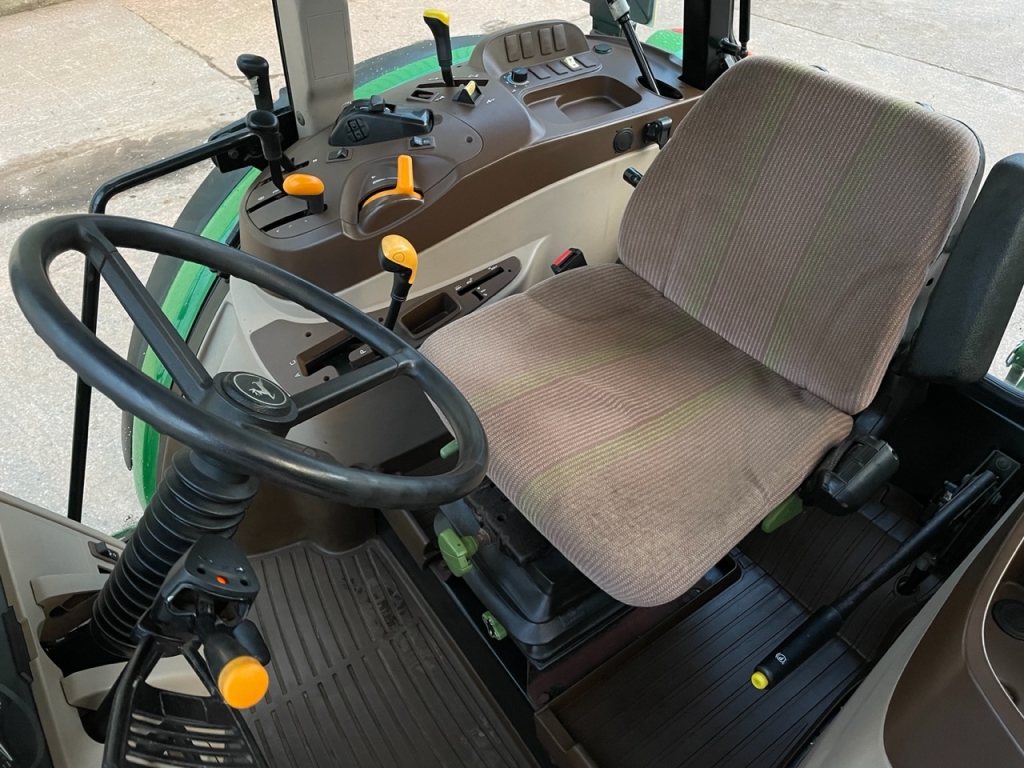 John Deere 5820