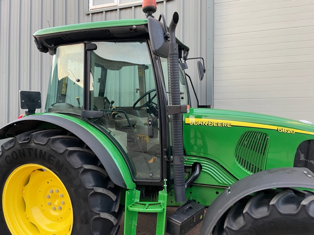 John Deere 5820