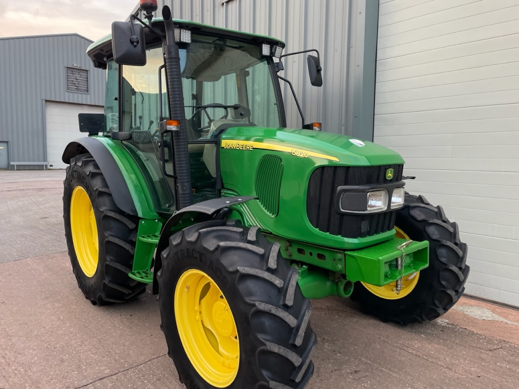 John Deere 5820