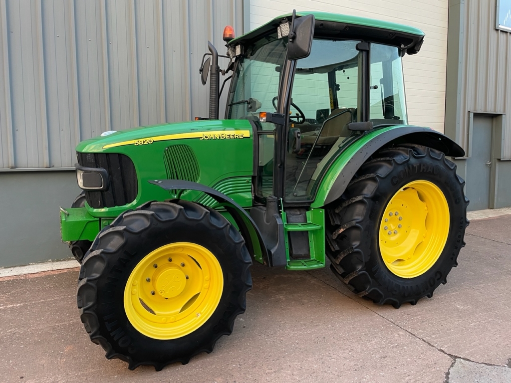 John Deere 5820