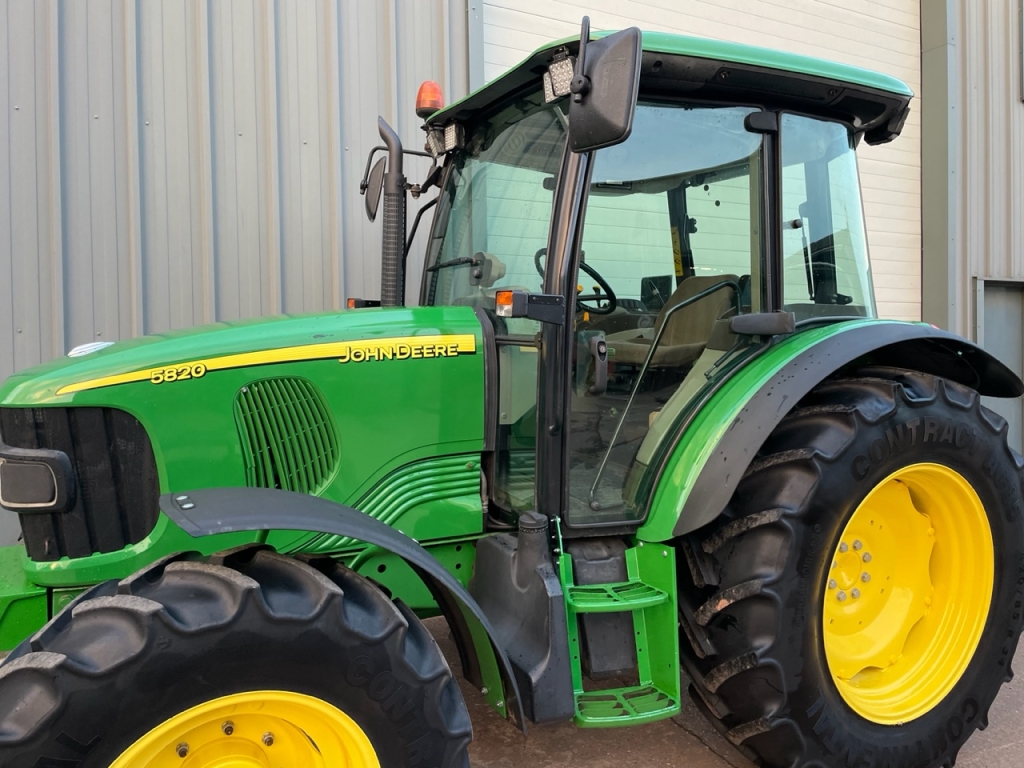 John Deere 5820