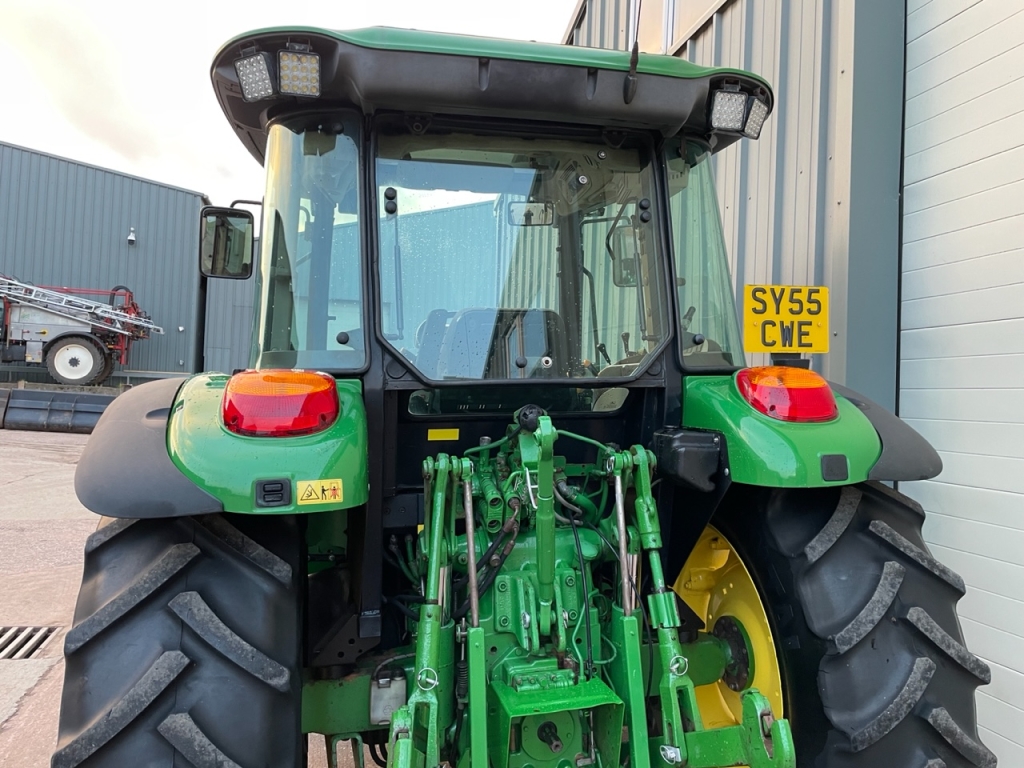 John Deere 5820