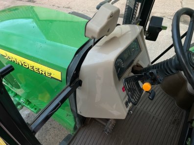 John Deere 5820