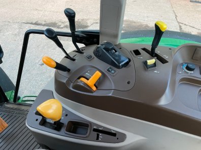 John Deere 5820