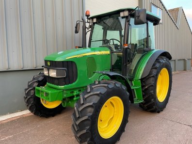 John Deere 5820