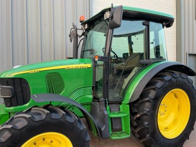 John Deere 5820
