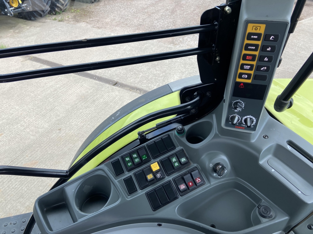 Claas Arion 550