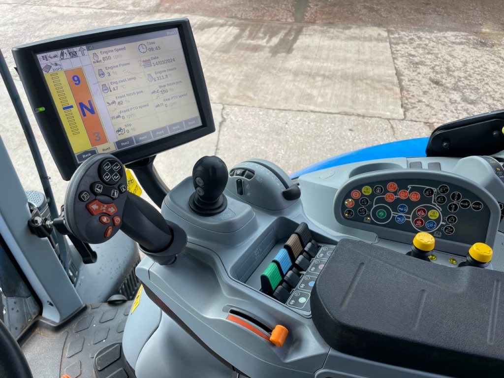 New Holland T7.210