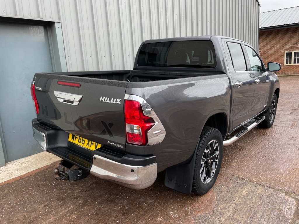 Toyota Hi-Lux Invincible 2.4 Diesel