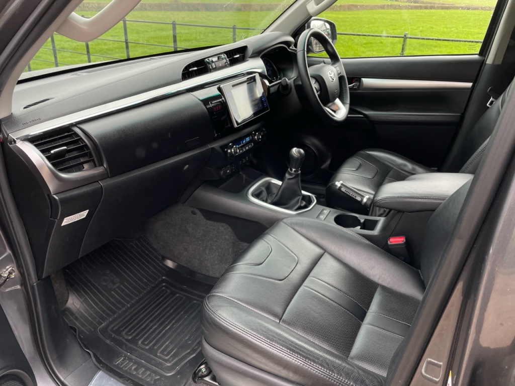 Toyota Hi-Lux Invincible 2.4 Diesel