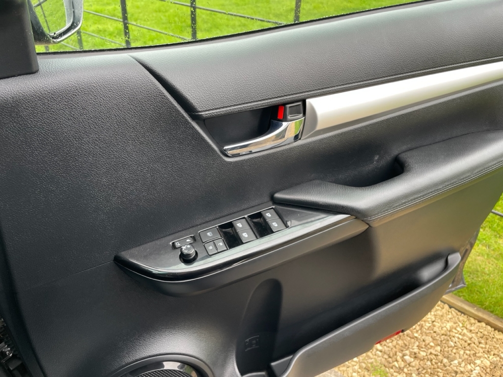 Toyota Hi-Lux Invincible 2.4 Diesel