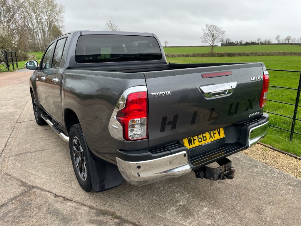 Toyota Hi-Lux Invincible 2.4 Diesel