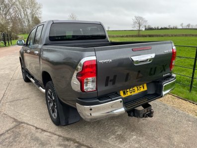 Toyota Hi-Lux Invincible 2.4 Diesel