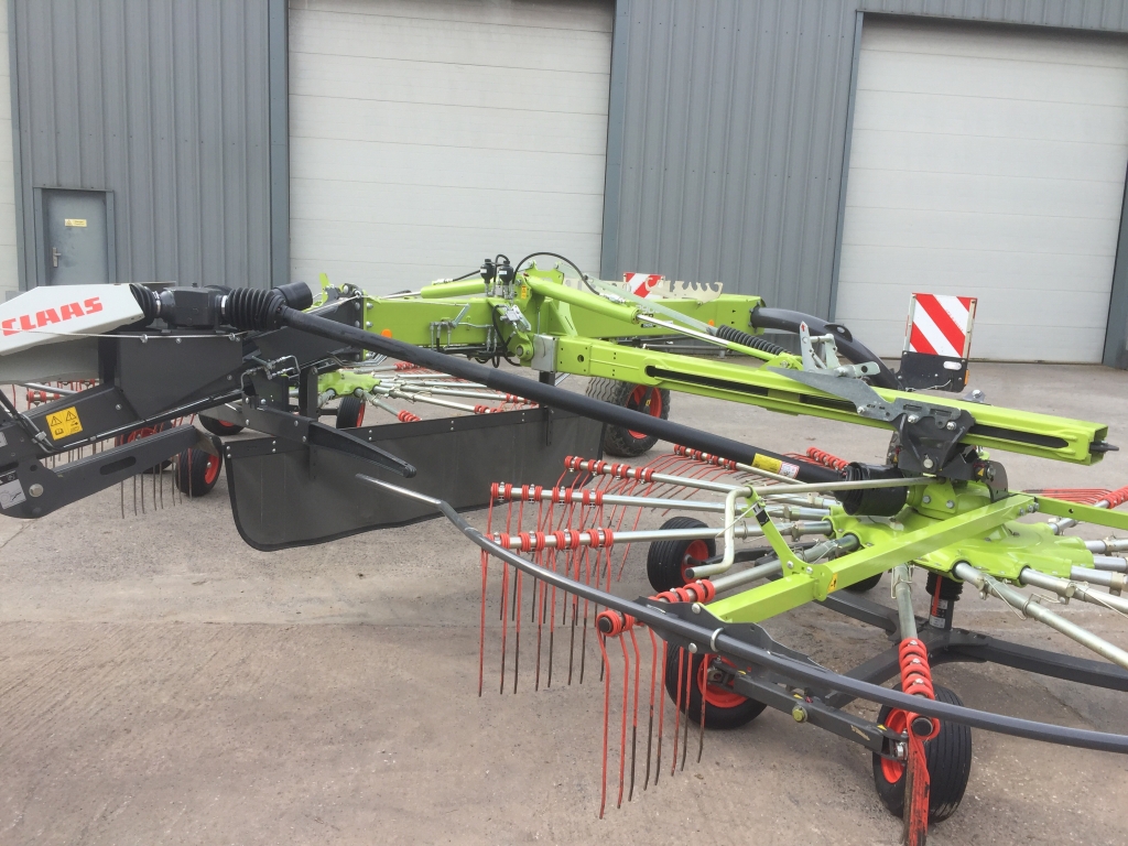 Claas liner 2900 twin rotor rake