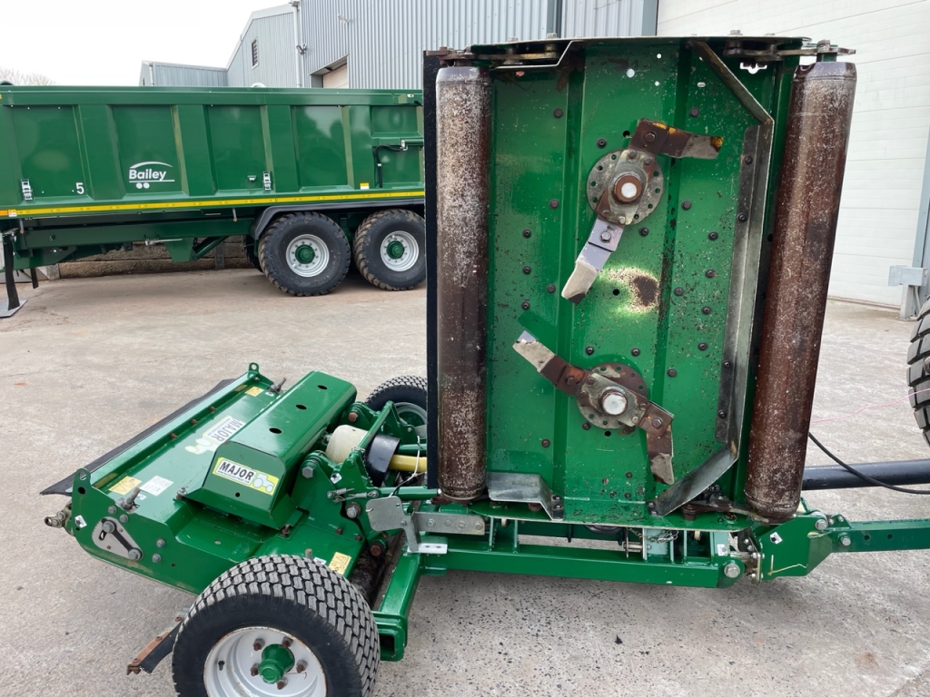 Major Contoura finishing mower