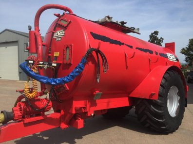 Hi-Spec 2600 Gallon slurry tanker