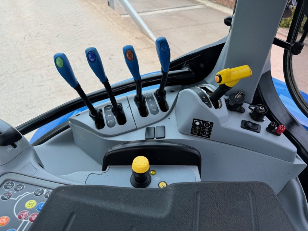 New Holland T6.145