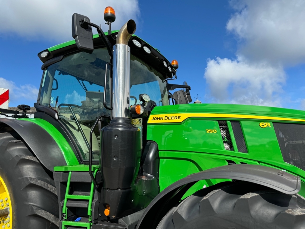 John Deere 6R 250