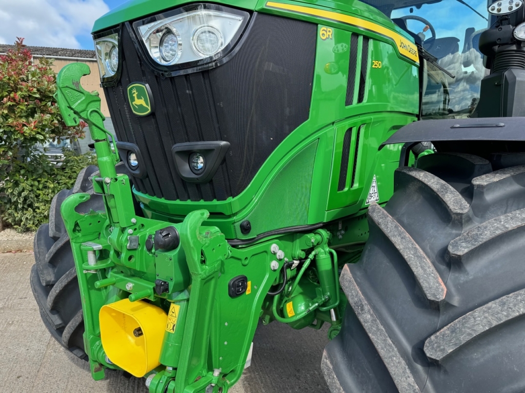 John Deere 6R 250