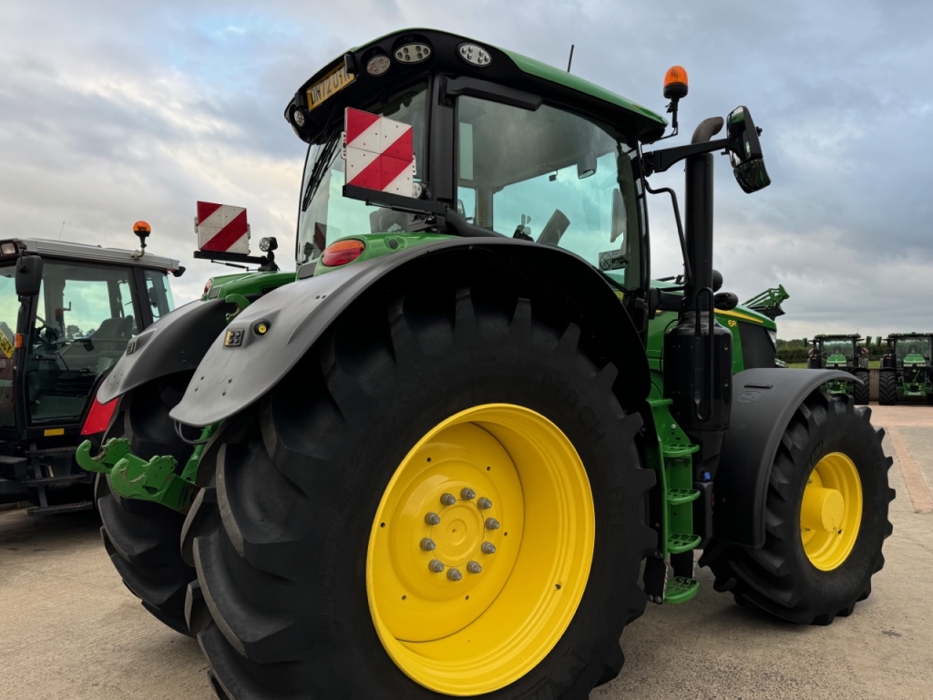 John Deere 6R 215