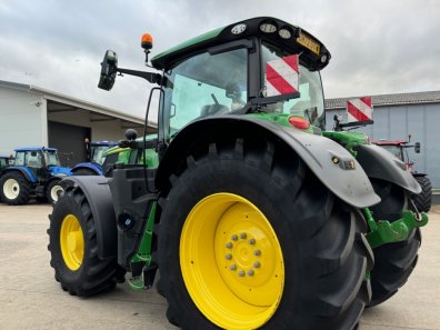 John Deere 6R 215