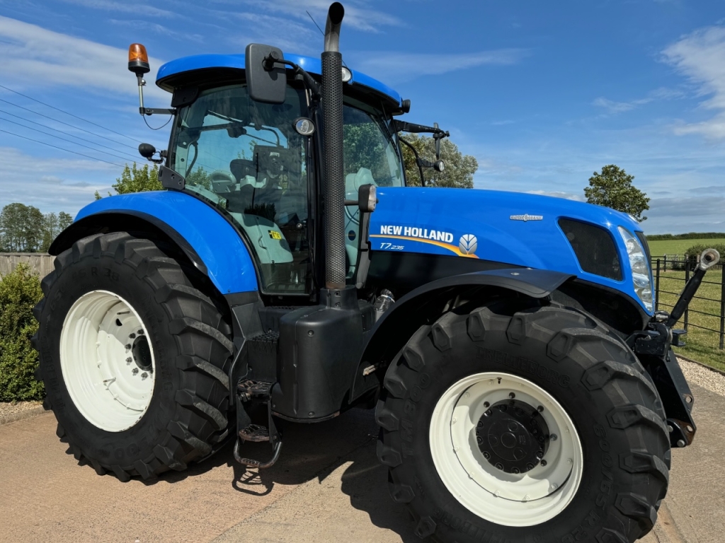 New Holland T7.235