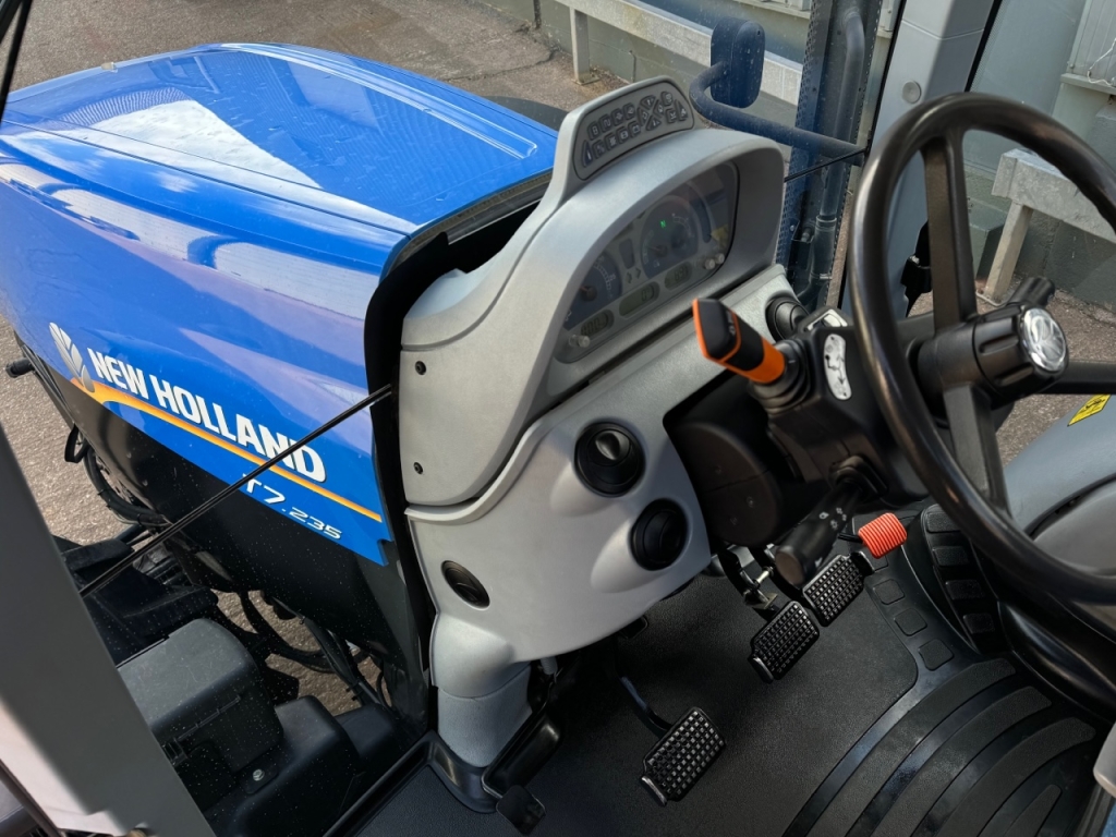 New Holland T7.235