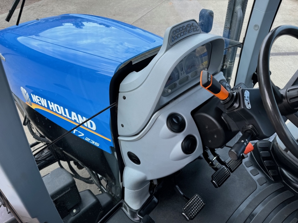 New Holland T7.235