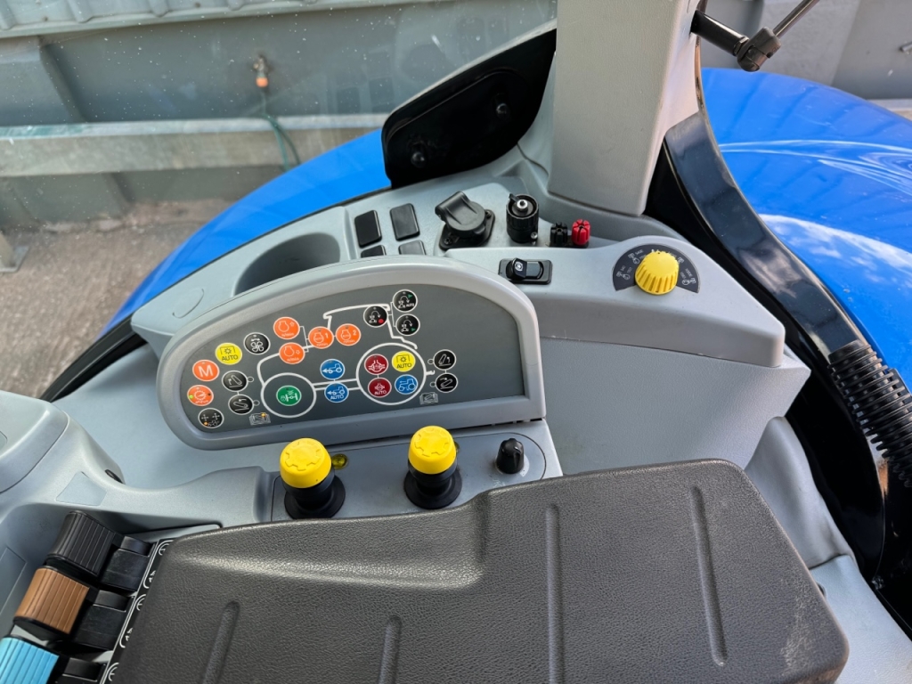 New Holland T7.235