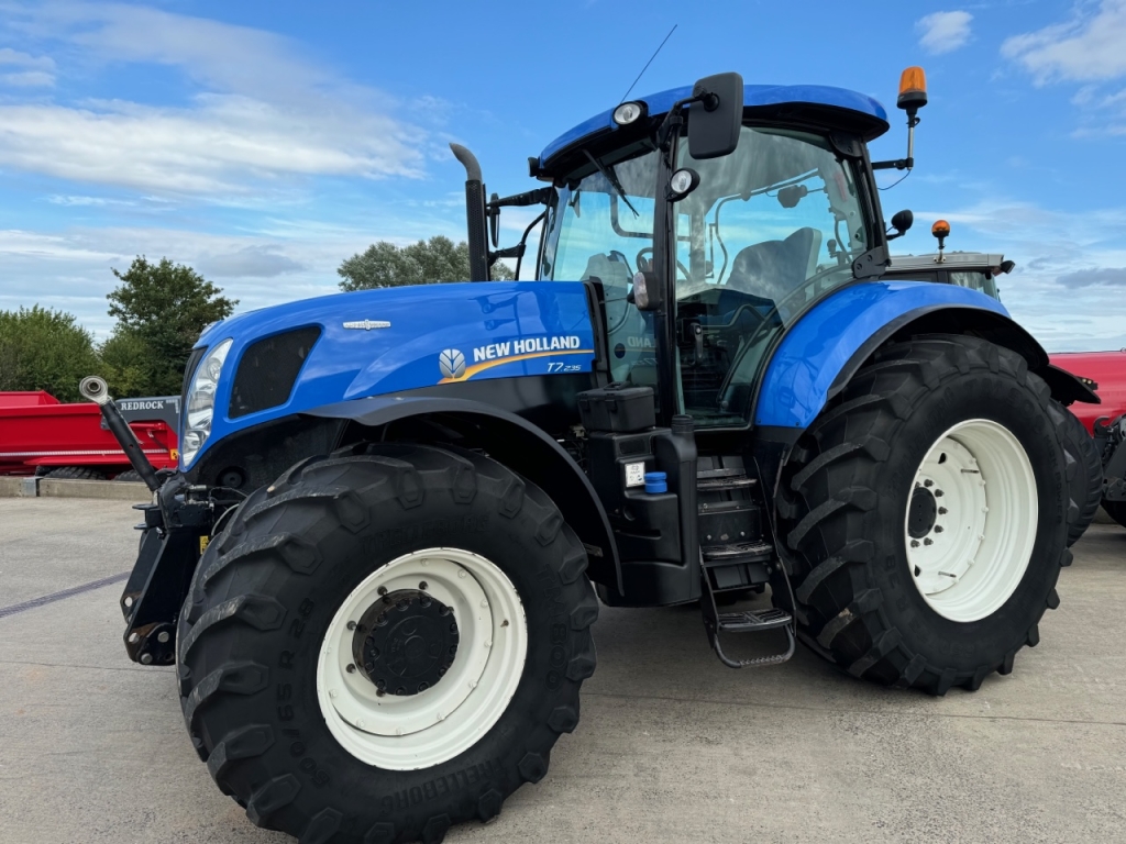 New Holland T7.235