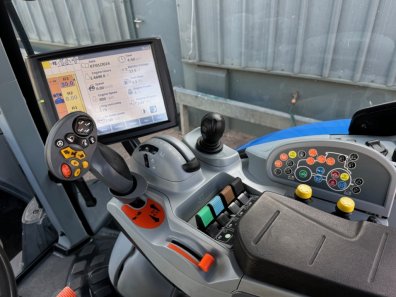 New Holland T7.235