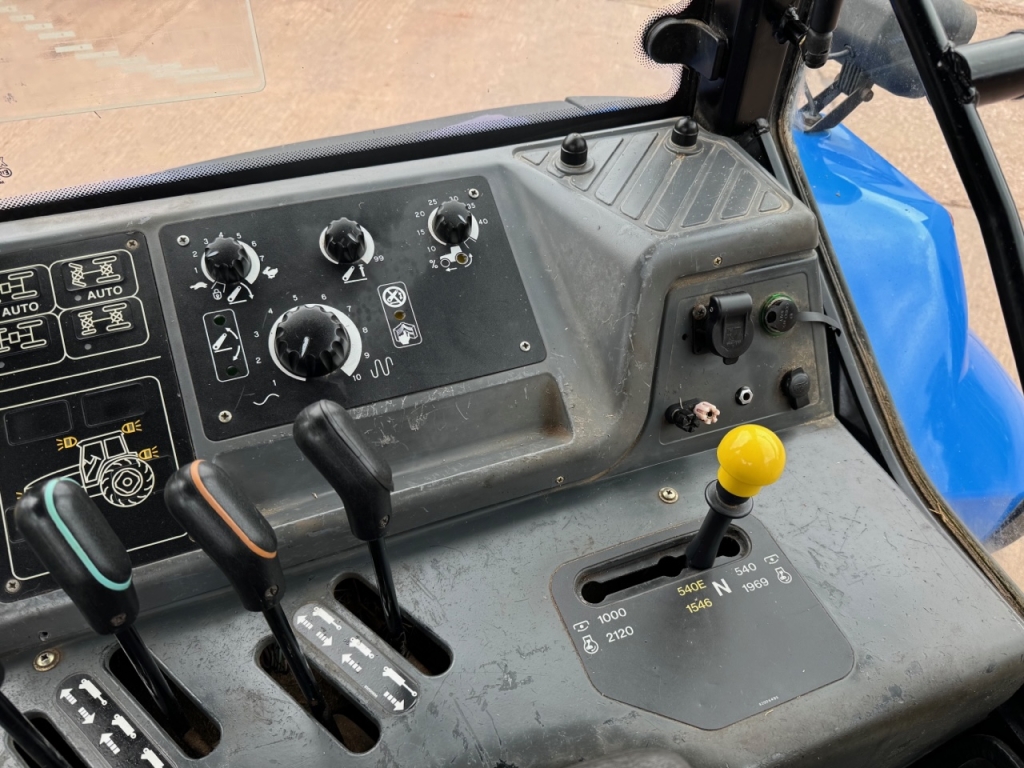 New Holland TM155