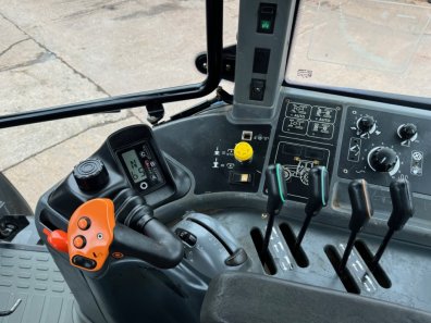 New Holland TM155