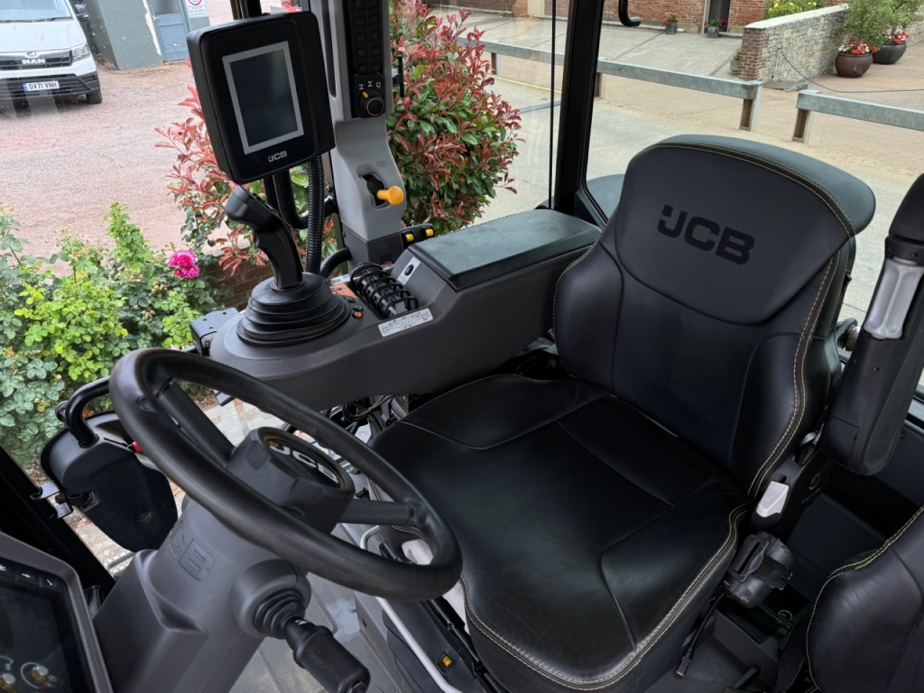 JCB 4220