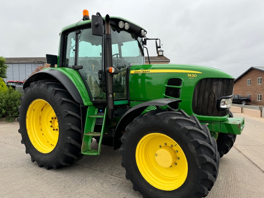 John Deere 7430