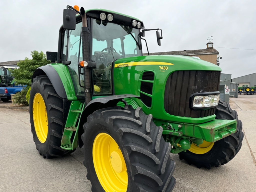 John Deere 7430